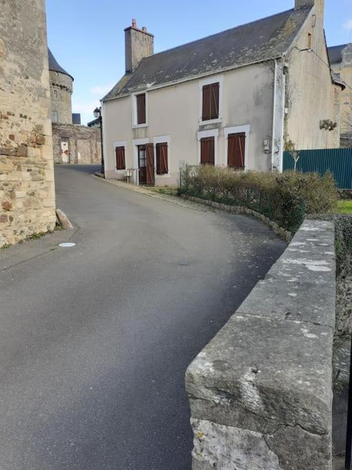 Charming Detached 2 Bedroom Ancient House In Medieval Quarter Of A Small Town In The Pays De La Loire, France Sillé-le-Guillaume Kültér fotó