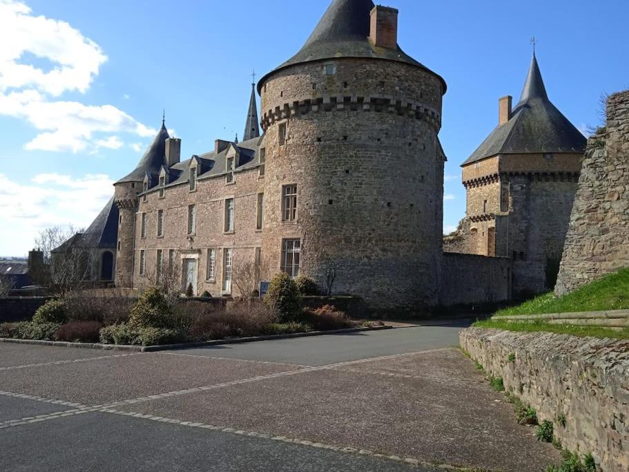 Charming Detached 2 Bedroom Ancient House In Medieval Quarter Of A Small Town In The Pays De La Loire, France Sillé-le-Guillaume Kültér fotó