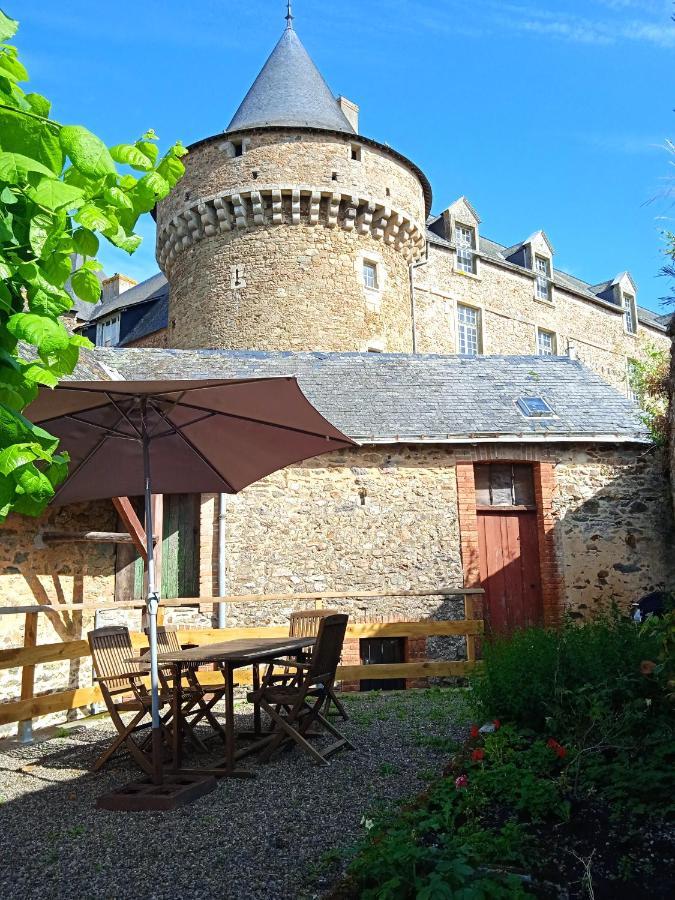Charming Detached 2 Bedroom Ancient House In Medieval Quarter Of A Small Town In The Pays De La Loire, France Sillé-le-Guillaume Kültér fotó