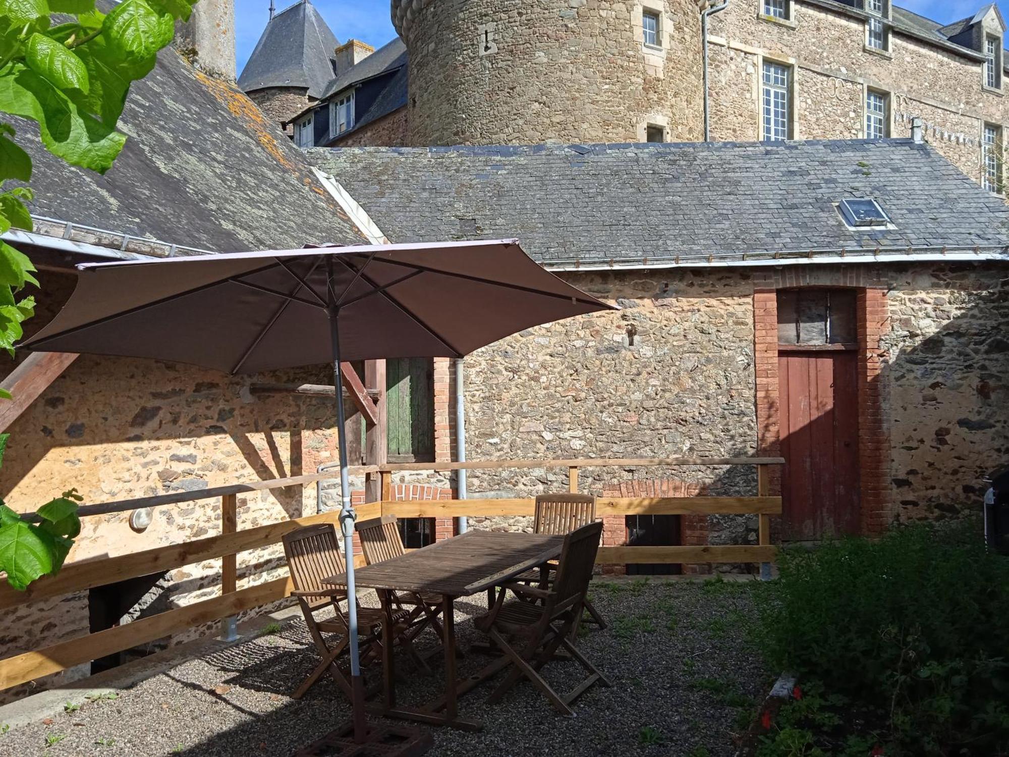 Charming Detached 2 Bedroom Ancient House In Medieval Quarter Of A Small Town In The Pays De La Loire, France Sillé-le-Guillaume Kültér fotó